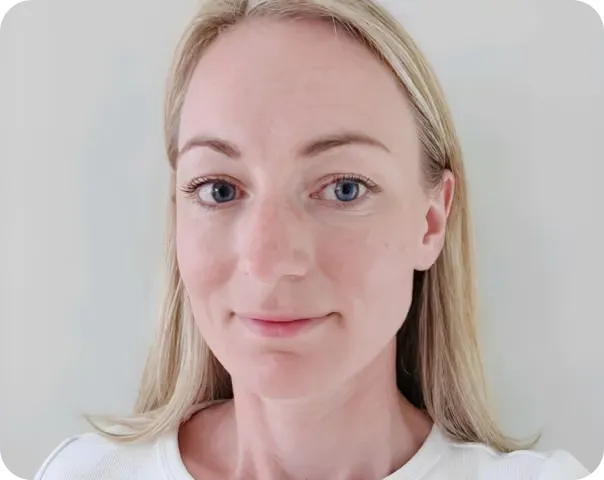 Elin Kumlin, en kvinna med blont hår och blå ögon, framför en ljus bakgrund.